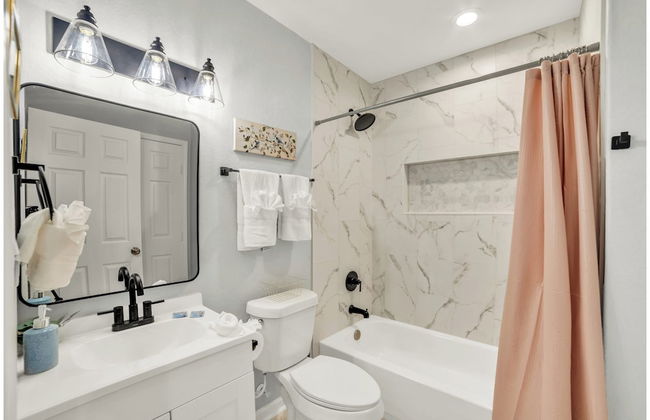 Spacious & Homey 4br/3ba W/amenities Near Downtown - Foto 21