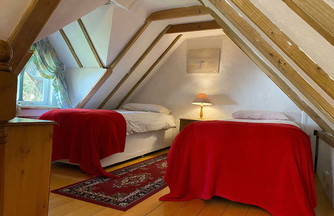 Snow White's House - Farm Park Stay with Hot Tub, BBQ & Fire Pit - Foto 5