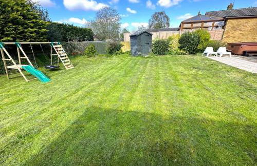 Kennedy Villa - 5 Bedroom House with Hot Tub, WiFi, Free parkings, Close to Bicester Village - Foto 23