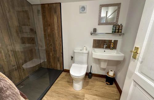 Treetops Lodge, private Cornish hideaway, parking, garden - Foto 4