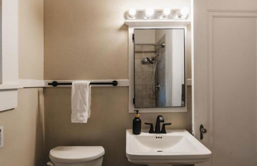 Holiday Group Winter Retreat at 4BR Victorian Home in UT Campus& Downtown - Foto 16