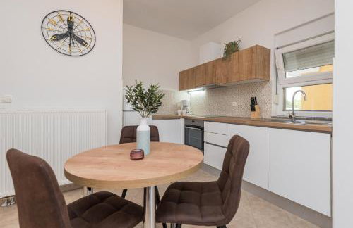 Villa Petra s bazenom, roštiljem i parkingom - Foto 17