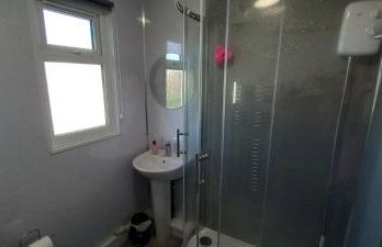 3 Bed Chalet - Sleeps 6 - Parking - Garden - Wifi - Foto 3