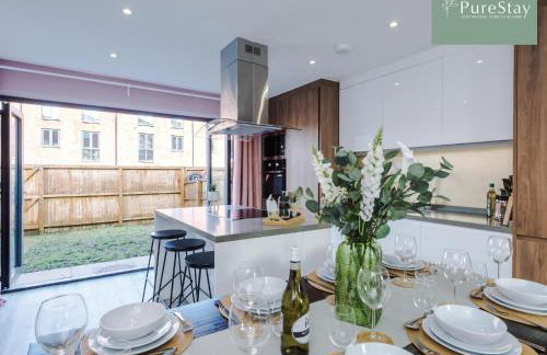 Spacious 5-bedroom Contractor House Sleeps 7 with Parking by PureStay - Foto 25