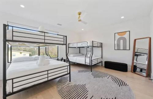 Barton Springs Luxe Heated Pool Spa Sleeps 16 - Photo 56