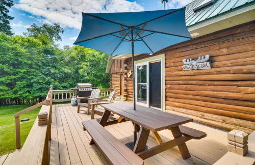 Woodsy Beaver Cove Cabin with Deck and Fire Pit! - Foto 2
