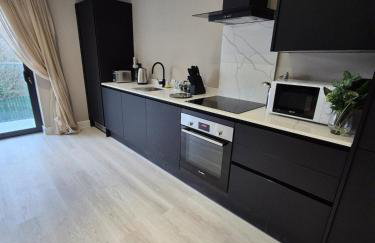 #23 Lux stylish 2 bed 2 bath with balcony NEC n12 - Sleeps 4 - "Perfect for contractors and Families - Free Parking" - Foto 2