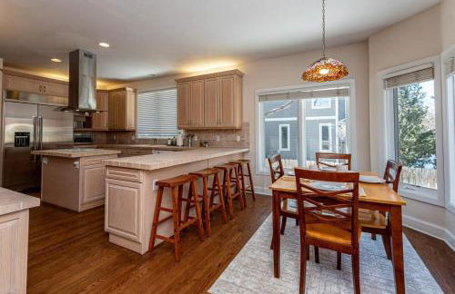 Luxurious 4BR Retreat - Pool Table & Chic Amenities - Photo 18