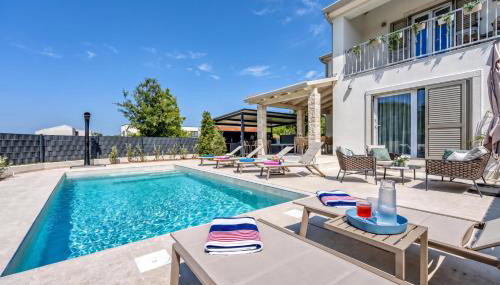 Villa Aria with heated Pool and Whirlpool - Happy Rentals - Photo 2