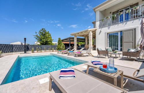 Villa Aria with heated Pool and Whirlpool - Happy Rentals - Foto 2