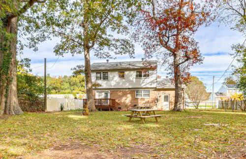 Near Beaches, Base and Bay! Hampton Home with Backyard - Foto 4