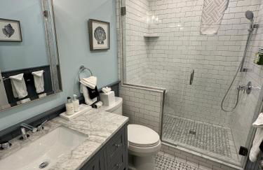 Charming Victorian Home Downtown Newport - Photo 19