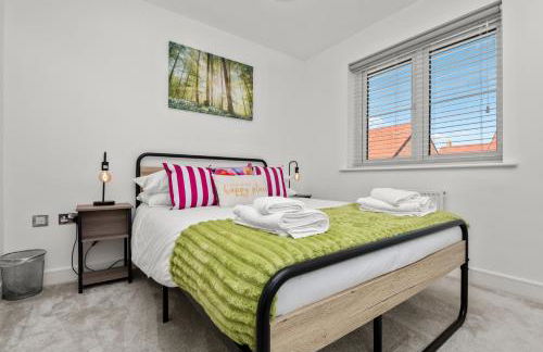 Stylish Innsworth home with garden & parking - Photo 11