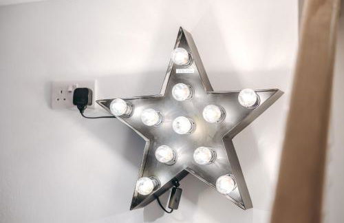 Quaint Georgian house with Parking & Huge Garden 10 mins walk from town - Photo 45