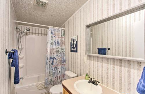 Lakefront Retreat with Pier, Bar Hut and Fireplace! - Foto 20