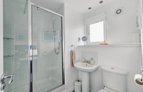 Modern 5 Bedroom Townhouse with Free Parking - Foto 52