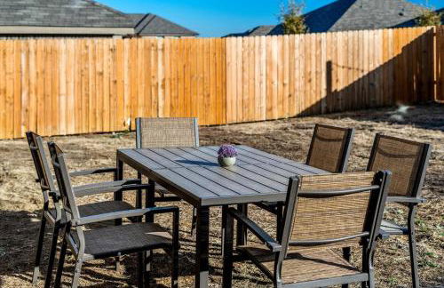 Crew-Ready Stay Private BRs w TVs Parking - Photo 3