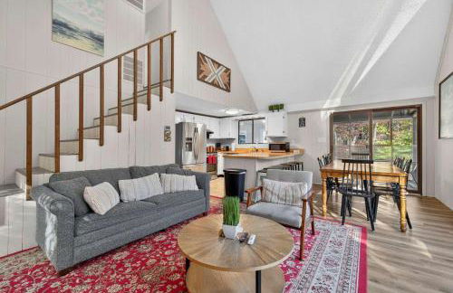 Wooded Chalet w Hot Tub & Indoor Pool, Gym Access - Foto 13