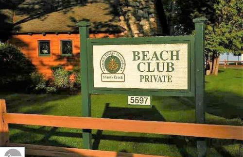 Large 2 Floor Condo, Pool Pass, Beach Club, walk to Shanty Creek - Foto 31