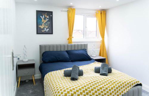 Open Mind Property - 6 Luxury Bedrooms with Free Parking - Photo 31