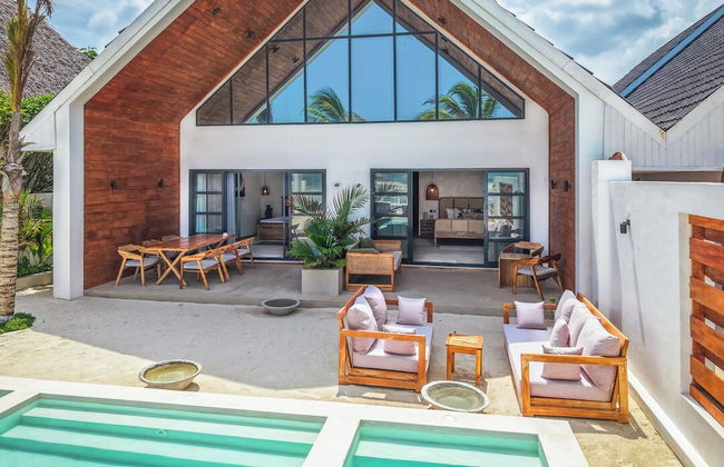 Solymar Staffed Beach Front Villa - Photo 34