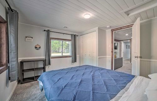 Prudenville Retreat with Yard about 1 Mi to Lake! - Foto 24