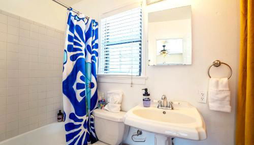 Historic Guesthouse 2 Blocks from the UofA - Foto 4, towels, Shower