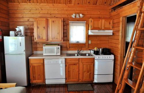 Peaceful Lakefront Cabin with Loft, Beach Access & Sunset Views in Buchanan Dam, Texas - Foto 6