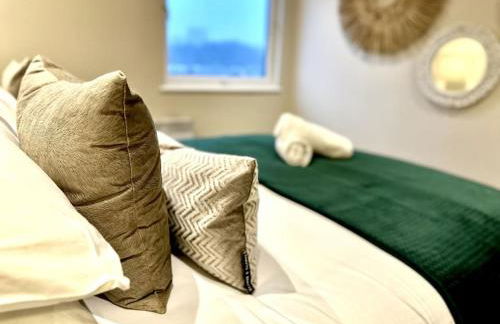 Exclusive Marina View Apartment Free Parking - Photo 30