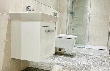 DESIGNER HOUSE - University of Glasgow / Central Glasgow 'Hillhead' West End G12 - Luxurious & Contemporary Detached House / Terrace / Garden / 'electric car charging' Garage Parking - Foto 24