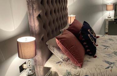 Lovely 3 bed with jacuzzi, close to airport, driveway, wifi - Foto 18