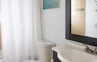 Lux 3 bedroom townhouse 1 block from the beach - Photo 21