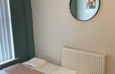 3-Bed House Near M1 & Meadowhall with Free Parking - Foto 14