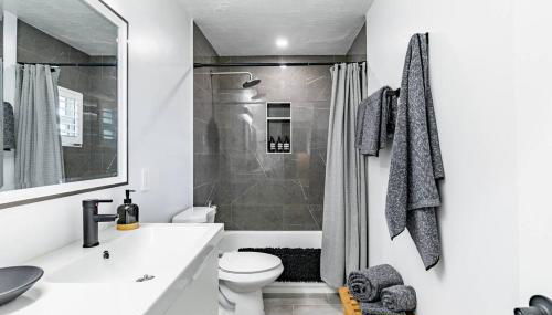 Modern Rustic Stay with Hot Tub near Downtown - Foto 5