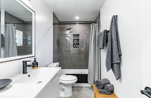 Modern Rustic Stay with Hot Tub near Downtown - Foto 5