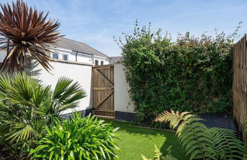 Stylish Home with Private Parking & Garden - Foto 18