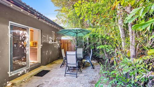 Heated pool, parking, 5 min walk to food and fun! - Foto 3