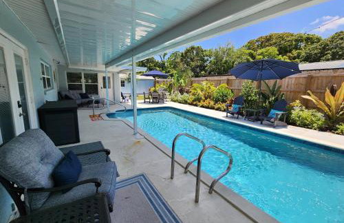 Coastal Vibes! Tropical heated pool home short drive to the beach - Foto 30