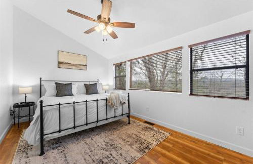 Remodeled Lakefront Cabin, shuffleboard, Starlink - Foto 23