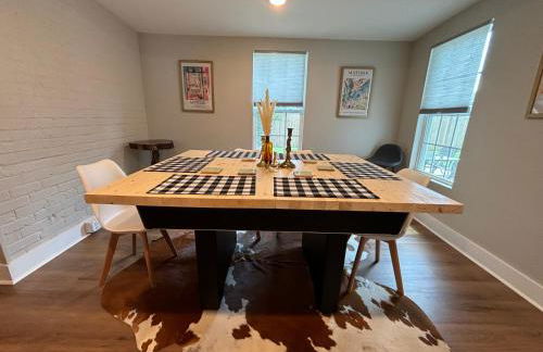 1920 Brick House-Hot Tub-Outdoor Brickoven Pizza-Pets-Breweries - Foto 3