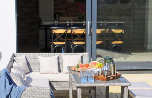 Adgestone Villa - A Luxurious Countryside Escape with Heated Pool, Near Sandown Beach, Dog Friendly in Rural Sandown - Perfect Getaway for Family & Friends - Photo 15