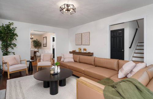 Exclusive Lux Home Near Town • Game Rm • Gym • 4BR - Photo 28