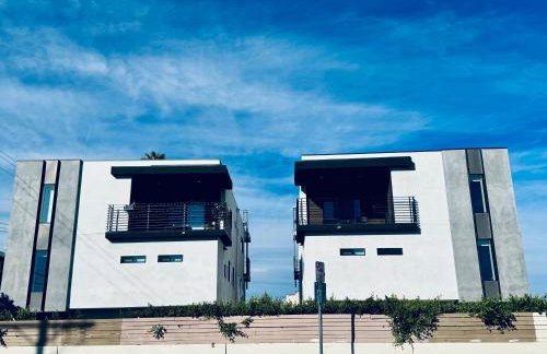 Cozy Chamber 3 BR Hollywood Townhouse - Photo 3