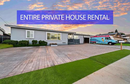 Entire Private Home with 4 Bedrooms 2 Bathrooms, Hot Tub, King Bed, 80 TV, Gated Yard, Ranch Style, Available Now - Foto 1