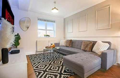 Grace House - Prime Location - Driveway Parking, Pool Table, Fast Wifi, Self Check-In and Smart TV with Sky TV and Netflix by Yoko Property - Photo 22