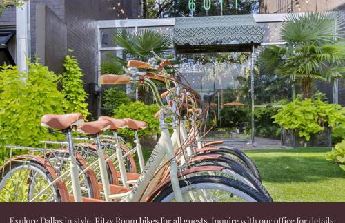 Contemporary Dallas 2BR Condo Patio & Pool - Photo 11