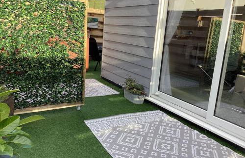 Adorable private couples retreat with hot tub - Photo 24