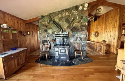 Charming Riverfront Guest House with Deck Overlooking Madison River, Near Ennis, Montana - Foto 18