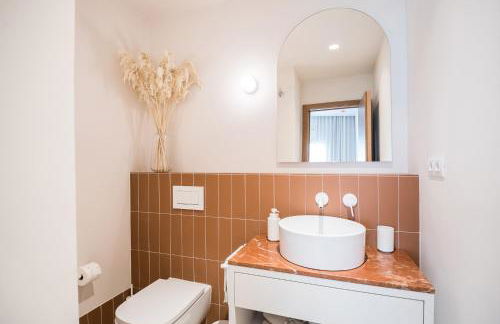 Mediterranean Retreat with 4-Bedroom, 3-Bath Apartment in Barcelona - Foto 7