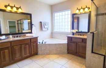 Artsy 3-Story Townhouse Near the Galleria Area! - Foto 16